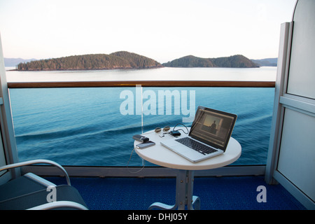 Vue d'un navire de croisière avec un ordinateur portable sur la table, Alaska, USA Banque D'Images