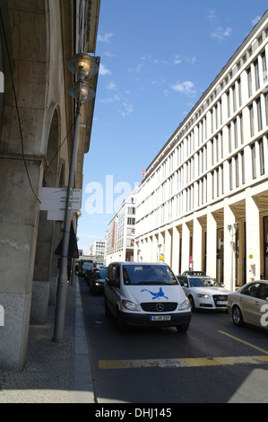 Ciel bleu, portrait de nord Bahnhof Friedrichstrasse, le trafic en attente à Unter den Linden, Berlin Friedrichstrasse, passage à niveau Banque D'Images