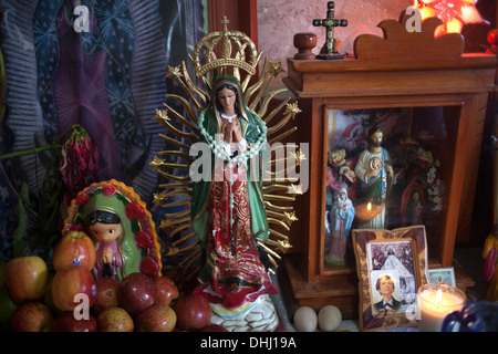Autel décoré avec de la nourriture et de l'image religieuse pendant le Jour des morts dans l'Teotitlan del Valle, Oaxaca, Mexique Banque D'Images