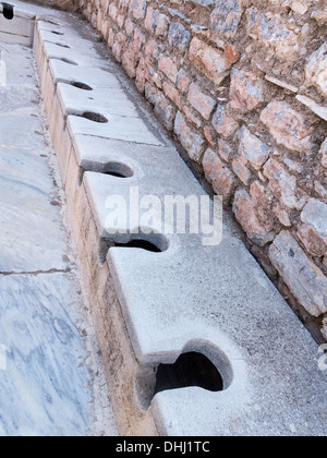 Toilettes à l'ancienne ville grecque/romaine d'Éphèse, maintenant en Turquie Banque D'Images