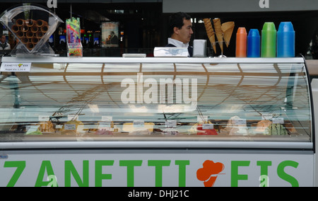 Zanetti Eis glace kiosque et vendeur dans l'intérieur de la gare centrale de Berlin à l'entrée Europlatz, Allemagne Banque D'Images