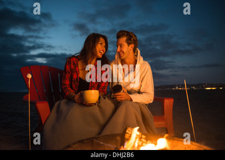 Jeune couple par camp, San Diego, California, USA Banque D'Images