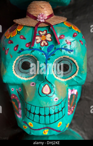 Un crâne décore Azucena Zapoteca restaurant pendant la journée de la mort à San Martin Tilcajete, Oaxaca, Mexique Banque D'Images