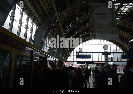 Le départ et l'entrée d'un train S-Bahn à plate-forme 4, Alexanderplatz gare (Bahnhof), Berlin Alexanderplatz Banque D'Images