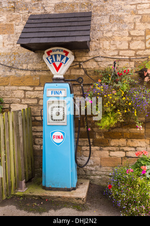 Pompe à essence de la Fina de 1950 à Plough Inn près de Stanway dans les Cotswolds, Royaume-Uni Banque D'Images