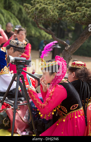 En appliquant le maquillage danseur Fuxing Park Shanghai Chine Banque D'Images