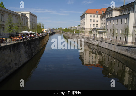 Vue du ciel bleu, de Sandkrugbrucke, Ministère fédéral des capacités en raison de Spandau Ship Canal, Invalidenstrasse, Berlin Banque D'Images