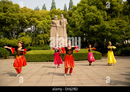 Le folk-danseurs en Chine Shanghai Fuxing Park Banque D'Images