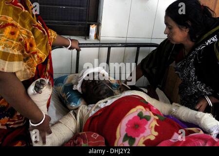 Dhaka, Bangladesh. 11Th Nov, 2013. Montu Paul, 40 ans, subit un traitement dans un hôpital, après avoir été blessés par une bombe incendiaire au cours d'un rassemblement à Dhaka, Bangladesh 11 novembre 2013. Shumi a été blessé à l'intérieur d'un bus pendant un voyage pour rendre visite à sa tante, le 03 novembre 2013. Selon les rapports des médias, de l'essence et de pétrole brut et de bombes de gaz naturel comprimé (GNC) ont été utilisées pour attaquer le bus. Agressions a augmenté au cours de la grève alors que le Parti nationaliste du Bangladesh (BNP) a imposé un long de 84 heures de grève à l'échelle du pays d'appuyer leur demande de sans-parti de gouvernement lors des prochaines élections nationales. Banque D'Images
