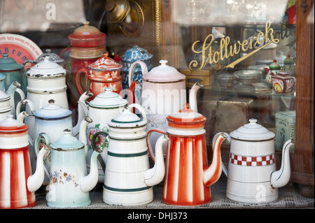 Vieux pots de café dans la fenêtre d'un café-restaurant, Colmar, Alsace, France Banque D'Images