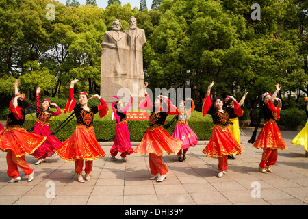 Le folk-danseurs en Chine Shanghai Fuxing Park Banque D'Images