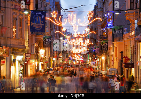 ISTANBUL, TURQUIE. Une soirée voir le long de la rue commerçante d'Istiklal Caddesi dans le quartier de Beyoglu de la ville. Banque D'Images