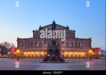 L'opéra Semper de Dresde, de l'éclairage en soirée, Saxe, Allemagne, Europe Banque D'Images