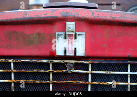 Gros plan d'une partie d'un tracteur International Harvester rouge et rouillé prêt à être restauré. Devon, Royaume-Uni Banque D'Images