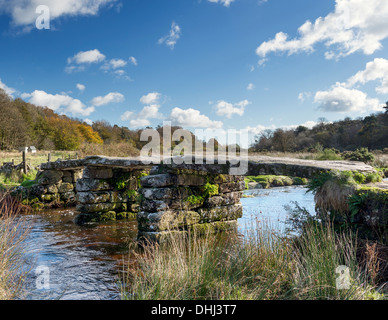 Un râle gris granit pont sur la rivière Dart à Postbridge sur le parc national du Dartmoor dans le Devon Banque D'Images