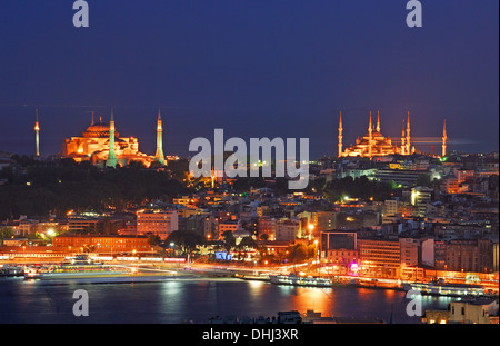ISTANBUL, TURQUIE. Une vue nocturne d'Eminonu et Sultanahmet, la Corne d'or, l'Aya Sofia (à gauche) et de la Mosquée Bleue (à droite). Banque D'Images