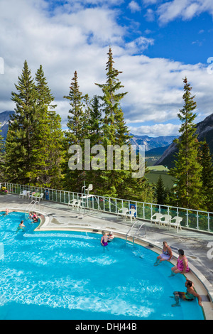 Les gens dans l'eau chaude à la piscine Banff Upper Hot Springs de Banff National Park Alberta canton canada Banque D'Images