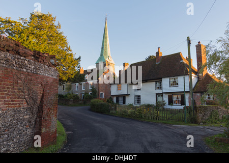 Scène typique village Kent, cherchant le vicarage lane pour l'église du village England UK Banque D'Images