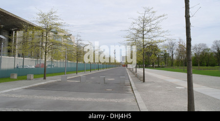 Ciel gris voir Lobe Paul Allee passant Chancellerie fédérale, à l'Alexanderplatz et du Reichstag, la tour de télévision, Tiergarten, Berlin Banque D'Images