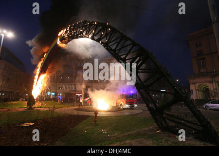 Varsovie, Pologne. 11Th Nov, 2013. Un 'Rainbow' installation est incendié par les manifestants pendant la 'Marche de l'indépendance" à la place du Sauveur à Varsovie, Pologne, 11 novembre 2013. Le jour de l'indépendance de la Pologne, marque le rétablissement de l'indépendance de la Pologne à la fin de la Première Guerre mondiale le 11 novembre 1918, après 123 ans de partitions par l'Autriche-Hongrie, la Prusse et la Russie. Photo : Jan A. Nicolas/dpa/Alamy Live News Banque D'Images