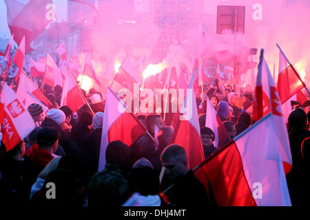 Varsovie, Pologne. 11Th Nov, 2013. Les participants à la 'Marche de l'indépendance' porter drapeaux polonais qu'ils défilent dans les rues de Varsovie, Pologne, 11 novembre 2013. Le jour de l'indépendance de la Pologne, marque le rétablissement de l'indépendance de la Pologne à la fin de la Première Guerre mondiale le 11 novembre 1918, après 123 ans de partitions par l'Autriche-Hongrie, la Prusse et la Russie. Photo : Jan A. Nicolas/dpa/Alamy Live News Banque D'Images