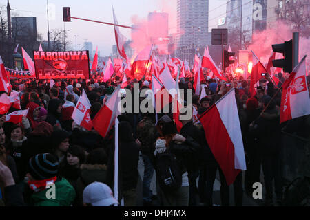 Varsovie, Pologne. 11Th Nov, 2013. Les participants à la 'Marche de l'indépendance' porter drapeaux polonais qu'ils défilent dans les rues de Varsovie, Pologne, 11 novembre 2013. Le jour de l'indépendance de la Pologne, marque le rétablissement de l'indépendance de la Pologne à la fin de la Première Guerre mondiale le 11 novembre 1918, après 123 ans de partitions par l'Autriche-Hongrie, la Prusse et la Russie. Photo : Jan A. Nicolas/dpa/Alamy Live News Banque D'Images