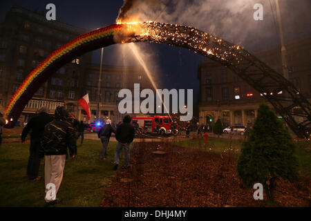 Varsovie, Pologne. 11Th Nov, 2013. Un 'Rainbow' installation est incendié par les manifestants pendant la 'Marche de l'indépendance" à la place du Sauveur à Varsovie, Pologne, 11 novembre 2013. Le jour de l'indépendance de la Pologne, marque le rétablissement de l'indépendance de la Pologne à la fin de la Première Guerre mondiale le 11 novembre 1918, après 123 ans de partitions par l'Autriche-Hongrie, la Prusse et la Russie. Photo : Jan A. Nicolas/dpa/Alamy Live News Banque D'Images