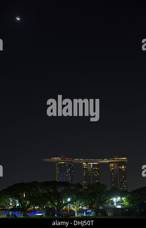 La lune sur la Marina Bay Sands, à Singapour. Banque D'Images