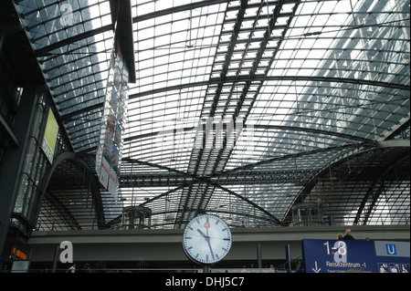 Vue de l'intérieur horloge blanc passant au-dessous de verre métal roof Berlin Central Railway hall de gare, l'entrée d'Europaplatz, Berlin Banque D'Images