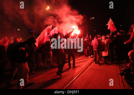 Varsovie, Pologne. 11Th Nov, 2013. Les participants à la 'Marche de l'indépendance' porter drapeaux polonais qu'ils défilent dans les rues de Varsovie, Pologne, 11 novembre 2013. Le jour de l'indépendance de la Pologne, marque le rétablissement de l'indépendance de la Pologne à la fin de la Première Guerre mondiale le 11 novembre 1918, après 123 ans de partitions par l'Autriche-Hongrie, la Prusse et la Russie. Photo : Jan A. Nicolas/dpa/Alamy Live News Banque D'Images