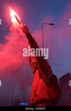 Varsovie, Pologne. 11Th Nov, 2013. Les participants à la 'Marche de l'indépendance' porter drapeaux polonais qu'ils défilent dans les rues de Varsovie, Pologne, 11 novembre 2013. Le jour de l'indépendance de la Pologne, marque le rétablissement de l'indépendance de la Pologne à la fin de la Première Guerre mondiale le 11 novembre 1918, après 123 ans de partitions par l'Autriche-Hongrie, la Prusse et la Russie. Photo : Jan A. Nicolas/dpa/Alamy Live News Banque D'Images