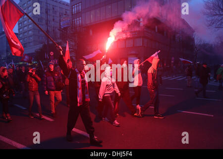 Varsovie, Pologne. 11Th Nov, 2013. Les participants à la 'Marche de l'indépendance' porter drapeaux polonais qu'ils défilent dans les rues de Varsovie, Pologne, 11 novembre 2013. Le jour de l'indépendance de la Pologne, marque le rétablissement de l'indépendance de la Pologne à la fin de la Première Guerre mondiale le 11 novembre 1918, après 123 ans de partitions par l'Autriche-Hongrie, la Prusse et la Russie. Photo : Jan A. Nicolas/dpa/Alamy Live News Banque D'Images