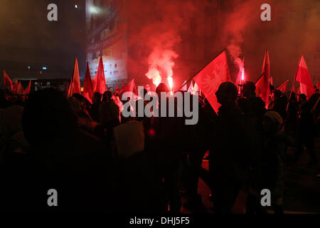 Varsovie, Pologne. 11Th Nov, 2013. Les participants à la 'Marche de l'indépendance' porter drapeaux polonais qu'ils défilent dans les rues de Varsovie, Pologne, 11 novembre 2013. Le jour de l'indépendance de la Pologne, marque le rétablissement de l'indépendance de la Pologne à la fin de la Première Guerre mondiale le 11 novembre 1918, après 123 ans de partitions par l'Autriche-Hongrie, la Prusse et la Russie. Photo : Jan A. Nicolas/dpa/Alamy Live News Banque D'Images