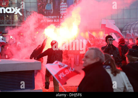 Varsovie, Pologne. 11Th Nov, 2013. Les participants à la 'Marche de l'indépendance' porter drapeaux polonais qu'ils défilent dans les rues de Varsovie, Pologne, 11 novembre 2013. Le jour de l'indépendance de la Pologne, marque le rétablissement de l'indépendance de la Pologne à la fin de la Première Guerre mondiale le 11 novembre 1918, après 123 ans de partitions par l'Autriche-Hongrie, la Prusse et la Russie. Photo : Jan A. Nicolas/dpa/Alamy Live News Banque D'Images