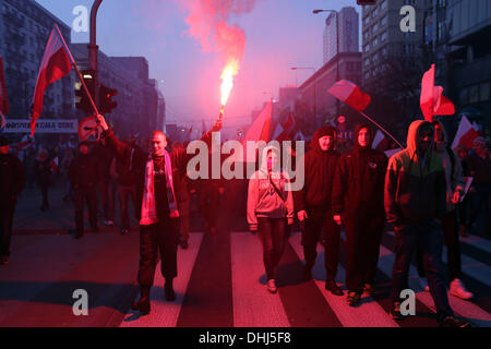 Varsovie, Pologne. 11Th Nov, 2013. Les participants à la 'Marche de l'indépendance' porter drapeaux polonais qu'ils défilent dans les rues de Varsovie, Pologne, 11 novembre 2013. Le jour de l'indépendance de la Pologne, marque le rétablissement de l'indépendance de la Pologne à la fin de la Première Guerre mondiale le 11 novembre 1918, après 123 ans de partitions par l'Autriche-Hongrie, la Prusse et la Russie. Photo : Jan A. Nicolas/dpa/Alamy Live News Banque D'Images