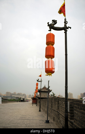 Xi'an city wall avec des lanternes Banque D'Images