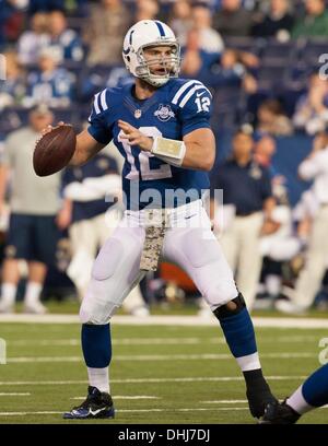 Indianapolis, IN, USA. 10 nov., 2013. 10 novembre 2013 : Indianapolis Colts quarterback Andrew Luck (12) a l'air d'adopter au cours de la NFL match entre la Saint Louis Rams et les Indianapolis Colts au Lucas Oil Stadium à Indianapolis, IN. Les Saint Louis Rams défait les Indianapolis Colts 38-8. © csm/Alamy Live News Banque D'Images