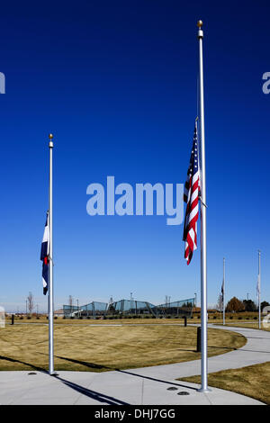 Aurora, Colorado USA, 11 novembre 2013. Les drapeaux sont tracées à la moitié du personnel sur la journée au Mémorial de la liberté du Colorado. Le mémorial est un affichage des noms de plus de 6 000 soldats tués ou disparus du Colorado en action gravé dans le verre. Credit : Ed Endicott /Alamy Live News Banque D'Images