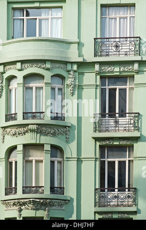 Construire un mur extérieur d'un bloc d'appartement en centre ville verte Banque D'Images