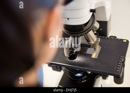 Scientist Using Microscope In Laboratory Banque D'Images