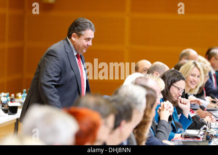 Berlin, Allemagne. 11Th Nov, 2013. CDU/CSU et SPD poursuivre les négociations de la coalition SPD Pertei Central à Berlin. / Photo : Sigmar Gabriel (SPD), président du SPD, au cours des négociations à Berlin, le 11 novembre 2013.Photo : Reynaldo Paganelli/NurPhoto Crédit : Reynaldo Paganelli/NurPhoto ZUMAPRESS.com/Alamy/Live News Banque D'Images