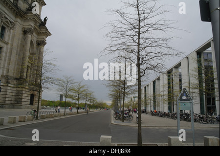 Vue sur le ciel gris, l'ouest en direction de la tour Carillon Tiergarten, Lobe Allee Paul entre le Reichstag et le lobe Paul Haus, Berlin, Allemagne Banque D'Images