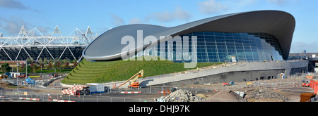 Centre aquatique après dépose de supports temporaires et montrant l'installation de nouveaux murs latéraux dans le Queen Elizabeth Olympic Park Banque D'Images
