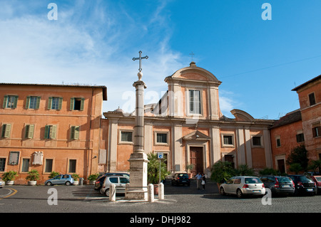 L'église San Francesco a Ripa et colonne ionienne, prises dans les ruines de Véies, Trastevere, Rome, Italie Banque D'Images