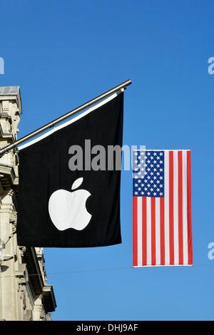 Avec le mât du drapeau du logo Apple & stars and stripes drapeau américain au-dessus de l'entrée du magasin Apple à travers suspendu Regent Street West End London England UK Banque D'Images