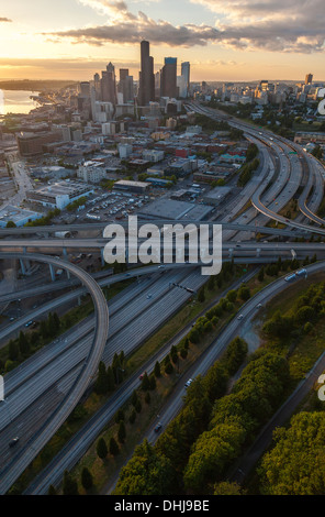 SEATTLE - 11 juin 2013 : photographie aérienne des toits de la ville et du réseau routier de l'autoroute, 11 juin 2013 à Seattle, Washington, USA. Banque D'Images
