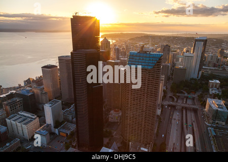 SEATTLE - 11 juin 2013 : photographie aérienne des toits de la ville au coucher du soleil, le 11 juin 2013 à Seattle, Washington, USA. Banque D'Images