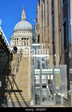 Le London Millennium funiculaire reliant côté Thames sentier menant au Millennium Bridge et Cathédrale St Paul Banque D'Images