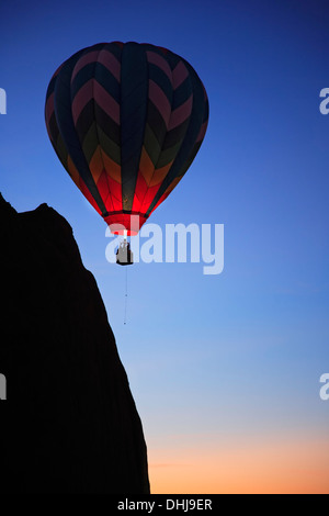 Hot Air Balloon près de bluff, 'Dawn' event, Red Rock Balloon Rally, Gallup, Nouveau Mexique, USA Banque D'Images