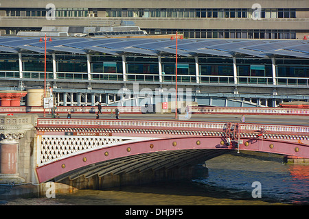 Pont Blackfriars Road sign & extended les gares couvertes de panneaux solaires intégrés à de nouveaux roo Banque D'Images